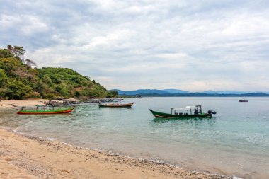 Tayland 'da sahilde bir tekne