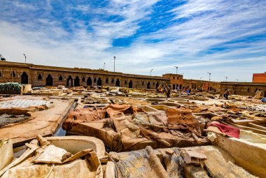 MARRAKESH, MOROCCO - 4 Haziran 2013: Kimliği belirlenemeyen kişiler 4 Haziran 2013 'te Fas' taki tabakhane çarşısında bu işi gerçekleştirdiler.)