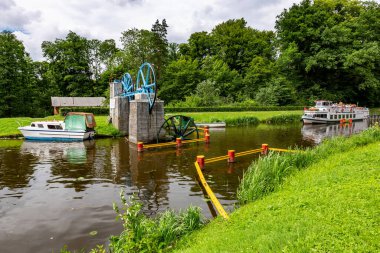 MASURIA, POLAND - 13 Temmuz 2012 'de Polonya' nın Masurian bölgesinde Elblag Chanel 'de bir tekneye çarpmak. Chanel teknesinin Polonya 'da 200 yıllık bir geleneği var..
