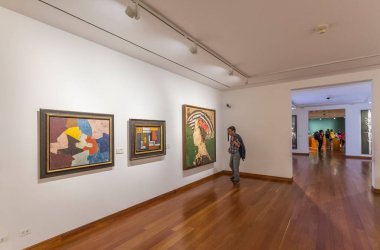 BOGOTA, COLOMBIA - 22 Ekim 2015 Botero Müzesi 'nin içi. Kolombiyalı usta sanatçı Botero tarafından bağışlanan sanat koleksiyonu, ülke tarihindeki en önemli bağış olarak kabul ediliyor..