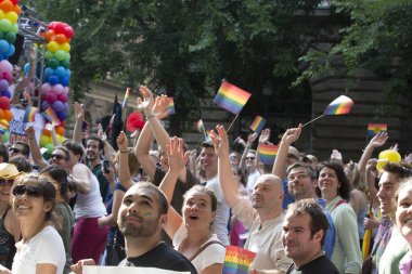 BUDAPEST, HUNGARY - 6 Temmuz 2013 'te Budapeşte, Macaristan' da LGBT (lezbiyen, gey, biseksüel ve transseksüel) haklarını desteklemek için düzenlenen Eşcinsel Onur Yürüyüşüne kimliği belirsiz kişiler katıldı..