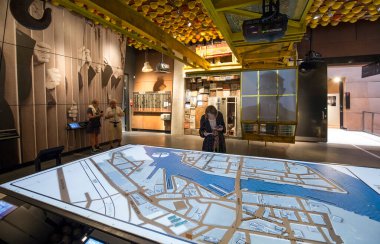 GDANSK, POLAND - 20 Eylül 2015 'te Polonya' nın Gdansk kentinde olduğu gibi Solidarnosc Merkezi 'nin İçişleri. Anma müzesi 31 'de açıldı. - Sekiz. Gdansk limanında 2014, AB tarafından finanse ediliyor.