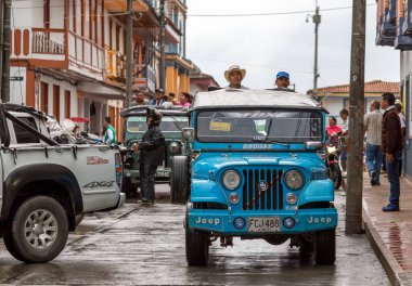 SALENTO, KOLOMBIA - 25 Ekim 2015: Salento yakınlarında turistli cip. Salento, Kolombiya 'nın Zona Cafetera bölgesinde, Quindio departmanında küçük sakin bir kasabadır..  