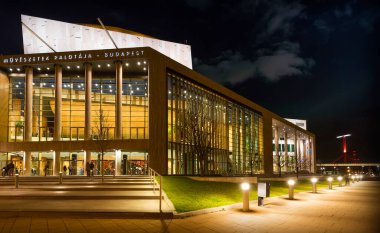 Stockholm 'deki tarihi binanın gece manzarası.
