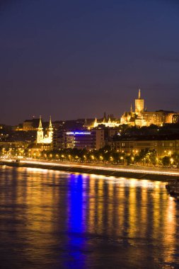 Budapeşte şehrinin gece manzarası