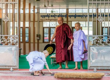 Tayland 'daki Budist tapınağındaki keşişler