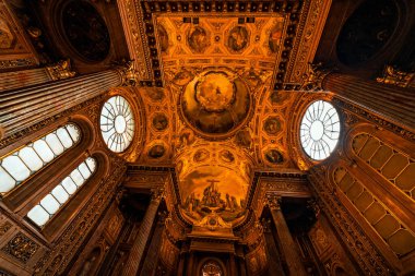 Avrupa 'daki eski katedralin içi