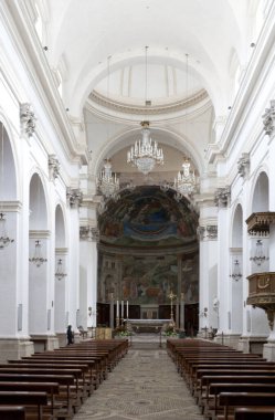 St. George Kilisesi 'nin içinde, katedralin merkezinde.