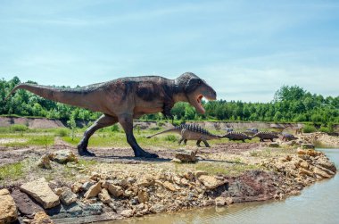 KRASIEJOW, POLAND - 10 Haziran 2017: Krasiejow, Polonya 'daki JuraPark. Dinozorların yeniden yapılandırılması parkın eğitim yolundaki orijinal ve doğal boyutlarına yakındır..