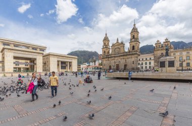 BOGOTA, COLOMBIA - 22 Ekim 2015: Başkent merkezindeki Bolivar Meydanı 'nda kimliği belirsiz insanlar. Bogota Latin Amerika 'nın en hızlı büyüyen büyük şehridir..