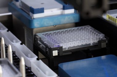 Budapeşte, Macaristan - 25 Mayıs 2011: ELTE Üniversitesi, Budapeşte 'de çalışan elektron mikroskobu.