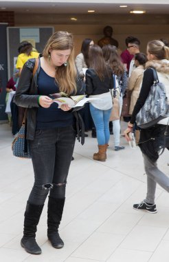 BUDAPEST, HUNGARY - 10 Ekim 2014: ELTE Üniversitesi 'nde kimliği belirsiz öğrenciler