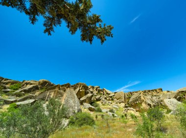 Gobustan, Azerbaycan - 9 Mayıs 2019: İnsanlar Bakü, Azerbaycan yakınlarındaki Gobustan Milli Parkı 'nı ziyaret ediyor.