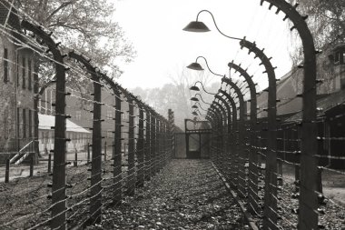 OSWIECIM, POLAND - 22 Ekim 2012 'de Polonya' nın Oswiecim kentinde eski bir Nazi imha kampı olan Auschwitz Kampı II. Avrupa 'daki en büyük Nazi toplama kampıydı..