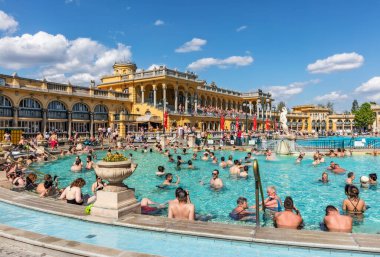 Budapeşte, Macaristan. 16 Nisan 2016: Macaristan 'ın Budapeşte kentinde güneşli bir günde Szechenyi Hamamları.
