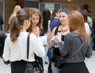 BUDAPEST, HUNGARY - 10 Ekim 2014: ELTE Üniversitesi 'nde kimliği belirsiz öğrenciler