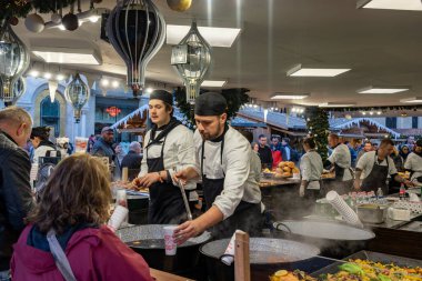 BUDAPEST, HUNGARY - 23 Kasım 2019: Macaristan 'ın başkenti Budapeşte' deki Vorosmarty Meydanı 'ndaki yıllık Noel Fuarı' nı kimliği belirsiz kişiler ziyaret etti. 