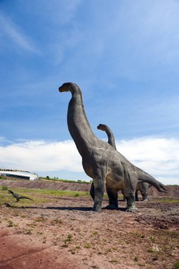 KRASIEJOW, POLAND - 10 Haziran 2017: Krasiejow, Polonya 'daki JuraPark. Dinozorların yeniden yapılandırılması parkın eğitim yolundaki orijinal ve doğal boyutlarına yakındır..