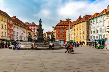 GRAZ, AUSTRIA - 2 Mayıs 2014 'te Avusturya' nın Graz kentindeki tarihi şehir merkezi. 300.000 kişilik nüfusuyla Graz, Avusturya 'nın ikinci en büyük şehri ve federal Styria eyaletinin başkentidir.. 