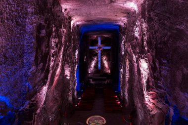 ZIPAQUIRA, COLOMBIA - 22 Ekim 2015: Yeraltı tuz katedralindeki şapel Zipaquira çok renkli tünellerde bir madenden inşa edildi.