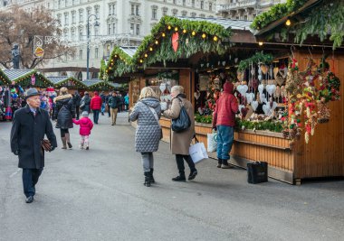 VİANNA, AUSTRIA - 19 Aralık 2019 İnsanlar Avustralya 'nın başkentindeki yıllık Noel pazarını ziyaret ediyor. 