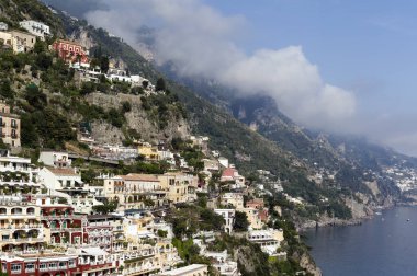 Deniz manzarası ve dağlar