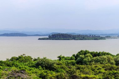 Denize ve dağlara bak.