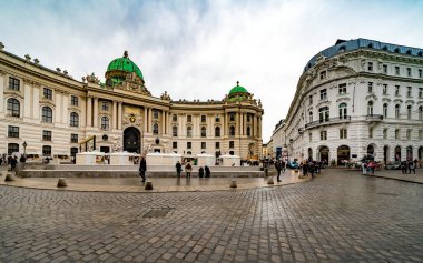 Vienna, AUSTRIA - 19 Aralık 2019 Viyana şehir merkezinde yaya caddesinde insanlar.