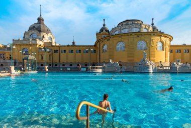 Budapeşte, Macaristan. 16 Nisan 2016: Macaristan 'ın Budapeşte kentinde güneşli bir günde Szechenyi Hamamları.