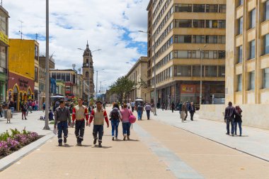 BOGOTA, COLOMBIA - 22 Ekim 2015: Kimliği belirsiz insanlar La Candelaria 'nın diskinde yürüyorlar. La Candelaria Bogota 'nın tarihi merkezi. Kolombiya 'nın başkenti burada 1538' de kuruldu.