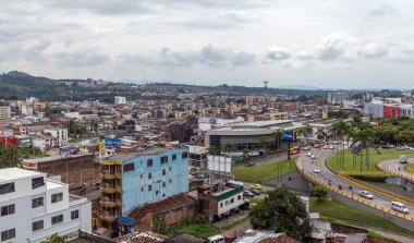 Pereira, COLOMBIA - 25 Ekim 2015: Yağmurlu bir günde Pereira 'nın gerçek görüntüsü. Şehir, And Dağları 'nın eteklerinde, Kolombiya' nın kahve üreten bölgesinde yer almaktadır..