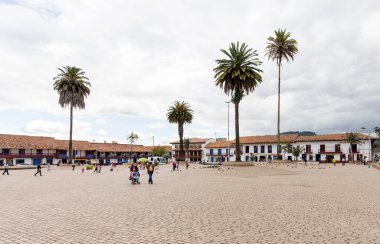 ZIPAQUIRA, COLOMBIA - 22 Ekim 2015: Zipaquira 'nın ana meydanı. Kasaba öncelikle tuz katedrali olarak bilinir. Bir tünelde tuz deposu içine inşa edilmiş bir yeraltı kilisesi..