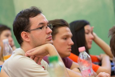 BUDAPEST, HUNGARY - 02 Eylül 2015: Budapeşte 'deki ELTE Üniversitesi' nin kimliği belirsiz öğrencileri ve öğretmenleri. Eotvos Lorand Üniversitesi (ELTE) Macaristan 'ın en büyük ve en eski üniversitesidir..