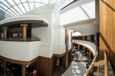 Budapeşte, Macaristan - 10 Nisan 2018: Budapeşte 'de 5 yıldızlı lüks bir otel olan Corvinus Kempinski Oteli 