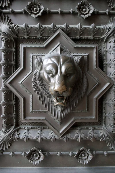 Λιοντάρι Κεφάλι Knocker Στο Κέντρο Της Πόλης Του Λονδίνου — Φωτογραφία Αρχείου