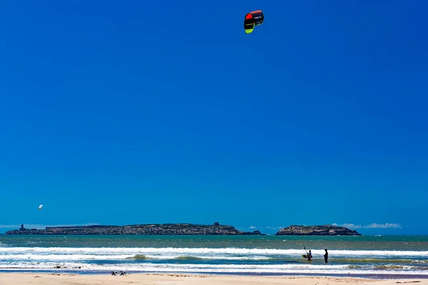 Essaouria Morocco Juni Ongeïdentificeerde Mensen Vliegeren Surfen Het Strand Van — Stockfoto