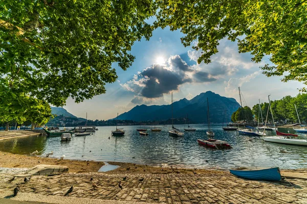 Beautiful View Lake Boats Mountains — Stock Photo, Image