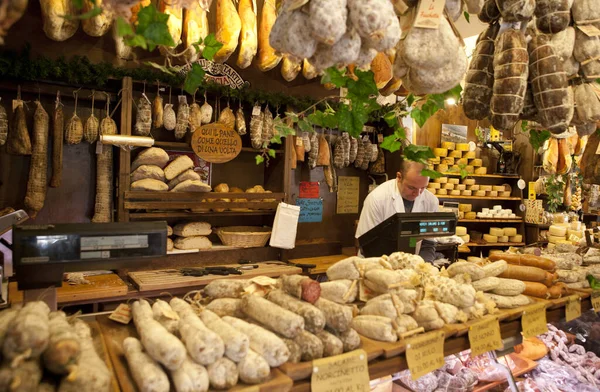 Çeşitli et ürünleri olan market tezgahı