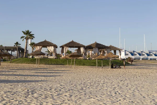 Strandstoelen Aan Zandkust Van Middellandse Zee — Stockfoto