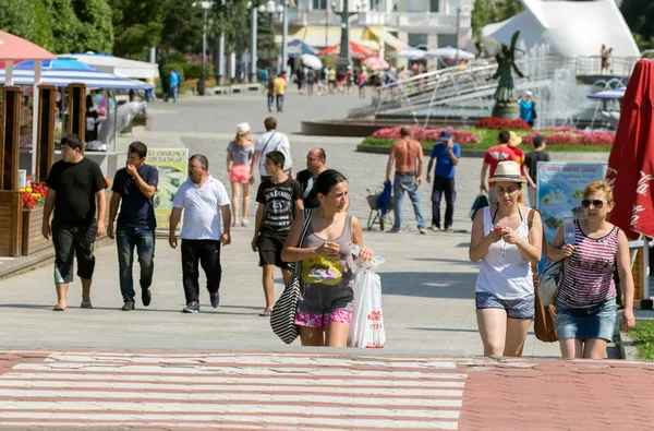 People Walking Pier — Stock Photo, Image