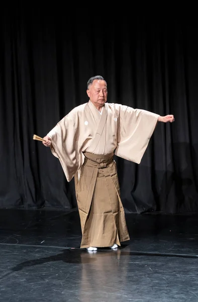 Hombre Japonés Kimono Actuando Escenario — Foto de Stock