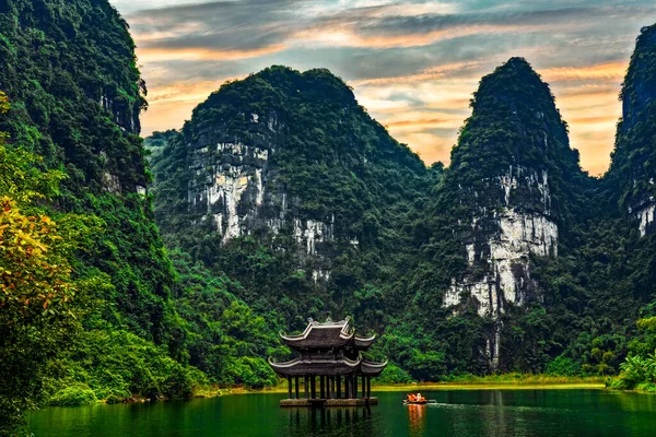 Die Schöne Landschaft Der Berge Und Des Sees — Stockfoto