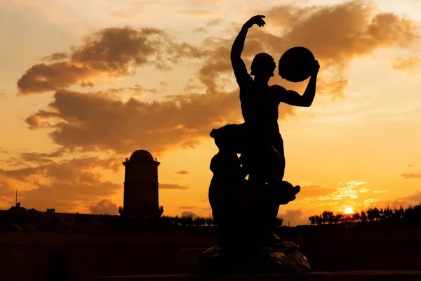 Silhouette Einer Frau Mit Waffe Strand — Stockfoto