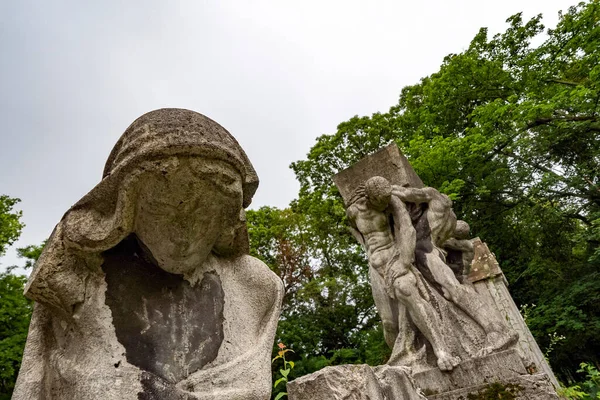 Alter Friedhof Mit Grabsteinen Und Statuen — Stockfoto