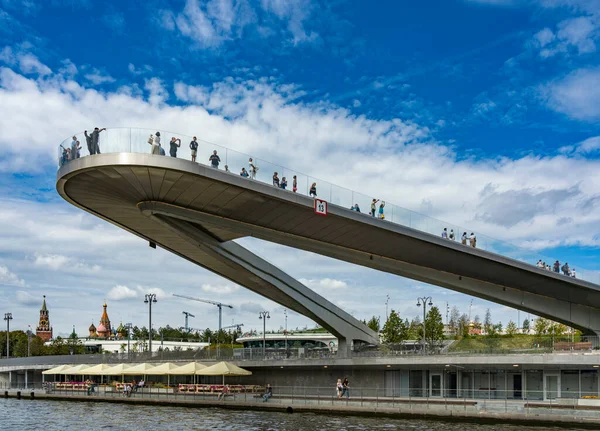 Moscow Russia August 2018 Visitors Stand River Overview Deck Sarjadje — Stock Photo, Image