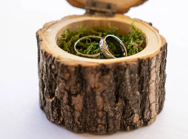 木製の箱に結婚指輪を閉じます — ストック写真