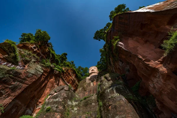 Grande Statue Bouddha Dans Rocher Montagne — Photo