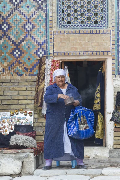 Retrato Uma Jovem Mulher Muçulmana Traje Tradicional — Fotografia de Stock