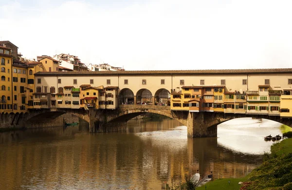 Мост Понте Веккьо Флоренции — стоковое фото