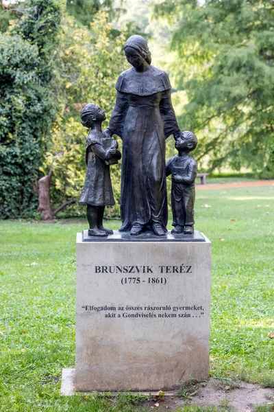 Monument Mère Avec Des Enfants Dans Parc — Photo